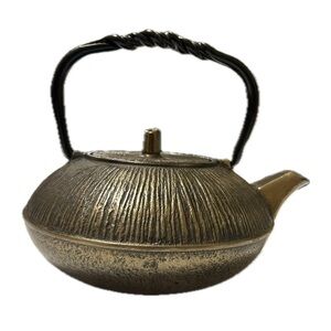 VTG Japanese Iwachu Tetsubin Cast Iron Teapot.